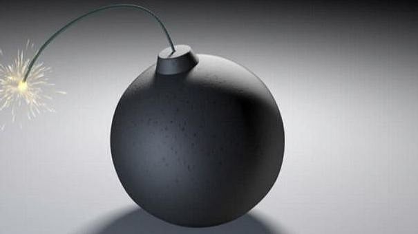 போலிஸில் பிடித்துக் கொடுத்ததால் ஆத்திரம்; பழிதீர்க்க வீட்டின் மீது வெடிகுண்டு வீசிய சிறுவர்கள்!