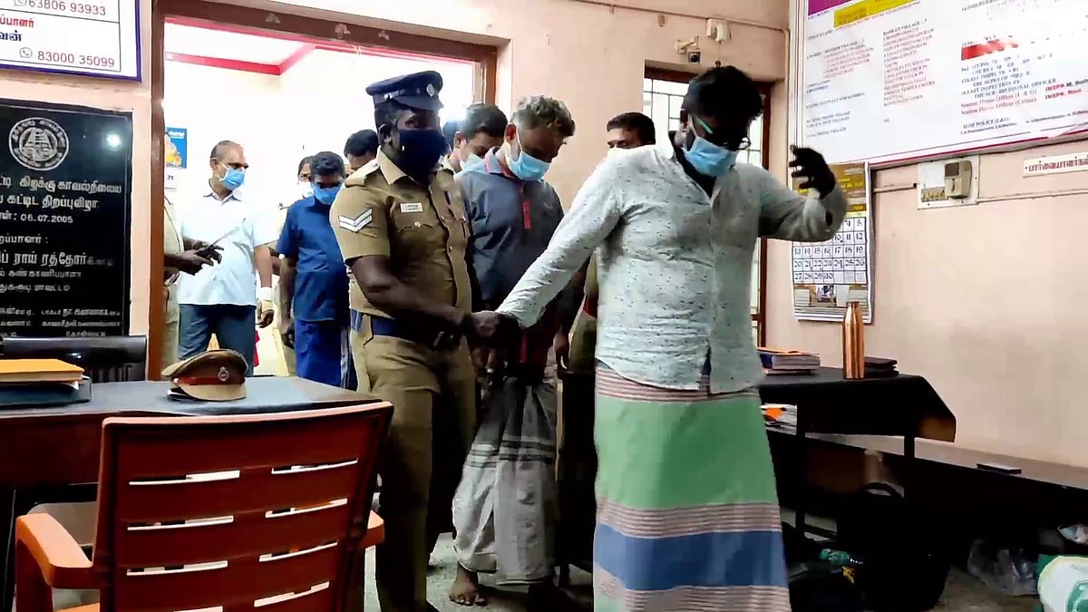 வாட்ஸ் அப் குழு வைத்து SBI-ல் கொள்ளையடிக்க முயற்சி; ஐவரை கைது செய்ததில் வெளியான திடுக்கிடும் தகவல்! 