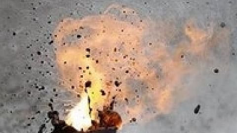 போலிஸில் பிடித்துக் கொடுத்ததால் ஆத்திரம்; பழிதீர்க்க வீட்டின் மீது வெடிகுண்டு வீசிய சிறுவர்கள்!