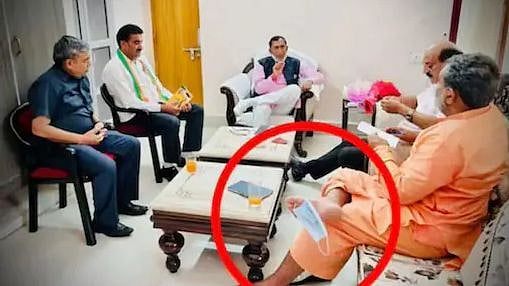 முகக்கவசத்தை கால்விரலில் தொங்கவிட்ட பாஜக அமைச்சர்: இதுதான் தடுப்பு நடவடிக்கையா? - நெட்டிசன்கள் விமர்சனம்!