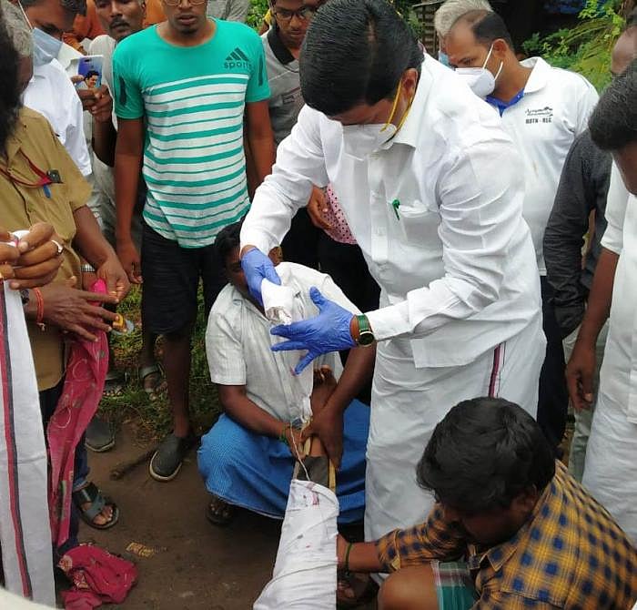 விபத்தில் சிக்கி எலும்புமுறிவு.. இளைஞருக்கு முதலுதவி சிசிக்சை அளித்த தி.மு.க எம்.எல்.ஏ : மக்கள் பாராட்டு!