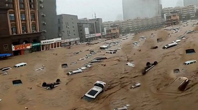 கொரோனாவைத் தொடர்ந்து சீனாவை புரட்டிபோடும் பெரு வெள்ளம்.. அடுத்ததடுத்த துயரங்களை சந்திக்கும் சீன மக்கள்!