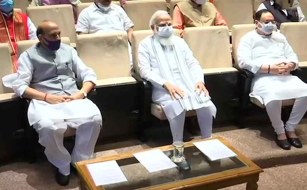 கர்நாடகாவின் அடுத்த முதலமைச்சர் யார்? - ரேஸில் முந்தும் அமைச்சர்கள்... இன்று மாலை முக்கிய அறிவிப்பு!