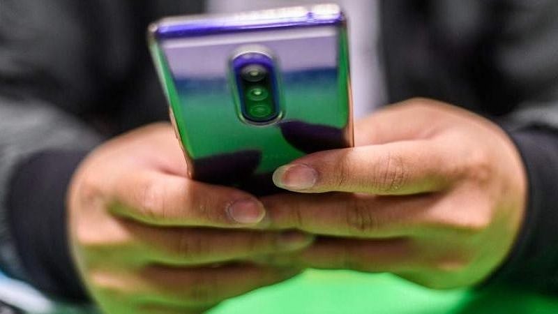 பெகாசஸ்: இனி செல்போனுக்கு பதில் லேண்ட்லைன்: அதிகாரிகளுக்கு வழிகாட்டு நெறிமுறைகளை வெளியிட்ட மராட்டிய அரசு!