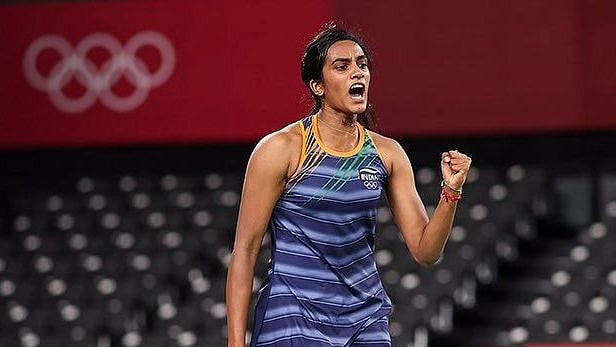 #olympics - பேட்மிண்டன் போட்டியில் அரையிறுதிக்கு முன்னேற்றம்.. பதக்கத்தை உறுதி செய்தார் பி.வி.சிந்து !
