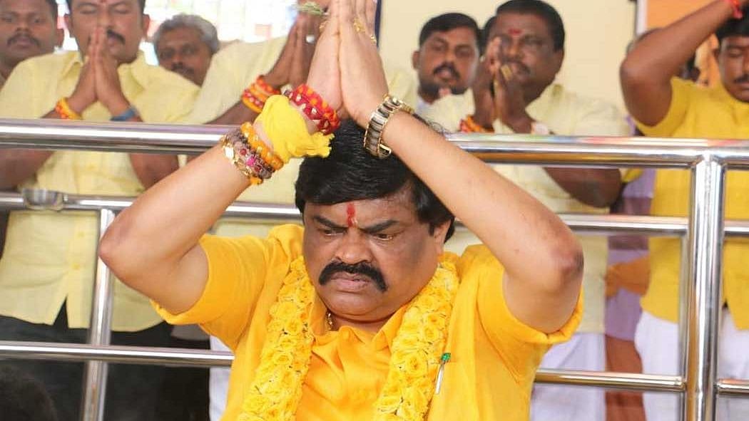 "ராஜேந்திர பாலாஜியால் ஆவின் பாலகத்திற்கு ரூ. 4.20 கோடி நஷ்டம்" : பால் உற்பத்தியாளர்கள் குற்றச்சாட்டு!