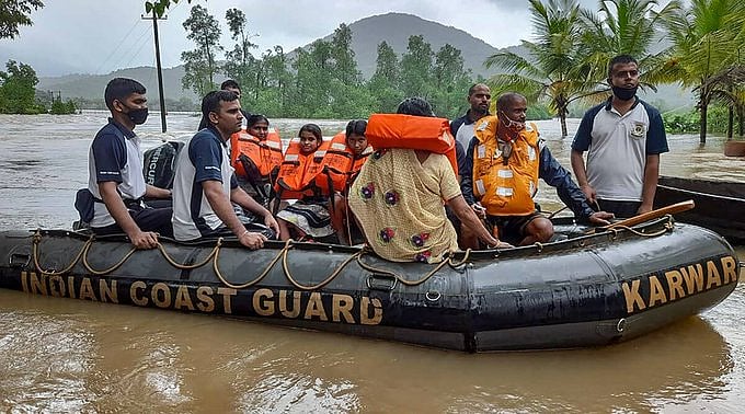 கர்நாடகாவில் தீவிரமடையும் பருவமழை.. 283 கிராமங்களை சூழ்ந்த வெள்ளம் - அலட்சியமாக செயல்படும் பா.ஜ.க அரசு!