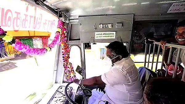 பேருந்தை ஓட்டி சேவையை துவக்கி வைத்த அமைச்சர் எஸ்.எஸ்.சிவசங்கர்: பொதுமக்கள் பாராட்டு!