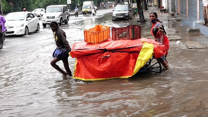 கர்நாடகாவில் தீவிரமடையும் பருவமழை.. 283 கிராமங்களை சூழ்ந்த வெள்ளம் - அலட்சியமாக செயல்படும் பா.ஜ.க அரசு!
