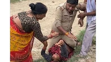 கணவரை விடுவிக்க லஞ்சம் கேட்டதால் வாக்குவாதம்; ஆத்திரத்தில் பெண்ணின் மீது அமர்ந்து தாக்கிய உ.பி. போலிஸ்!