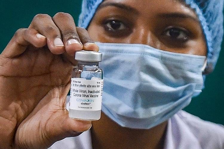 “3வது டோஸ் கொரோனா தடுப்பூசி போடவேண்டிய தேவை ஏற்படும்” : AIIMS இயக்குனர் அதிர்ச்சி தகவல்!