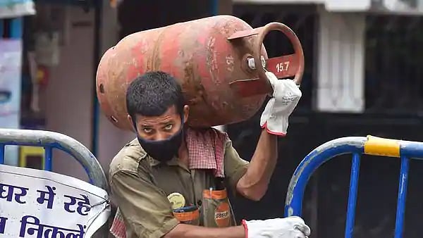 “ஏழை எளிய மக்கள் சமையல் எரிவாயுவை பயன்படுத்துவதை பொறுத்துக் கொள்ள முடியவில்லையா?” : ‘தினகரன்’ ஏடு கேள்வி!