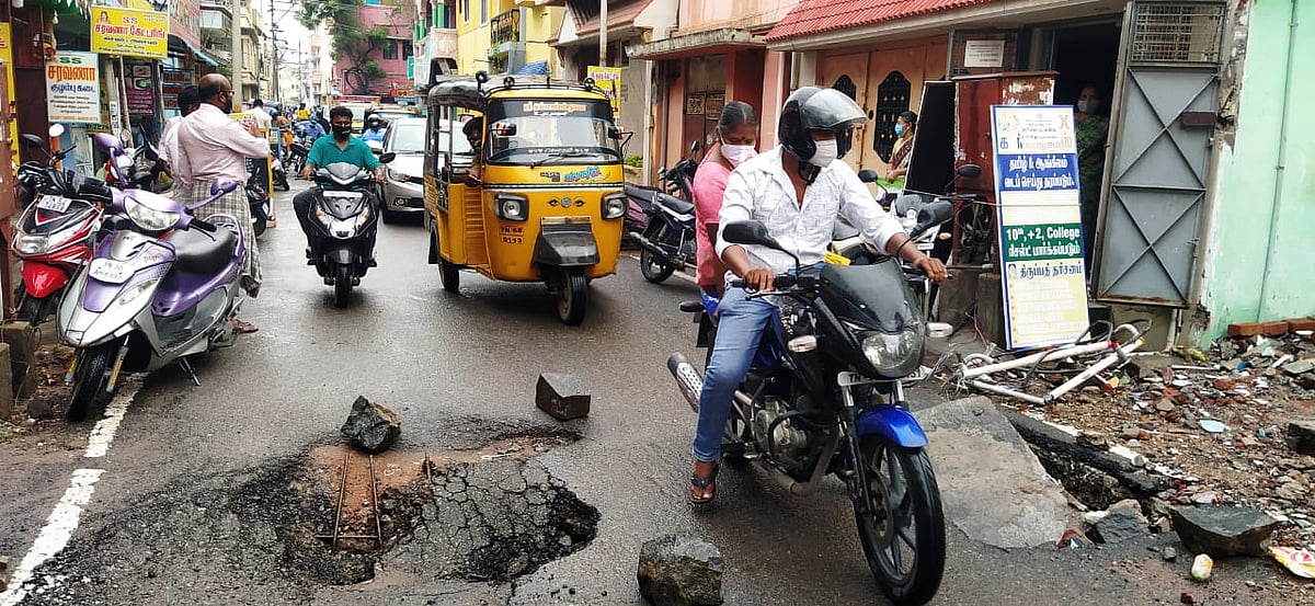 சொந்த மாவட்ட மக்களுக்கும் நன்மை செய்யாத எடப்பாடி; குண்டும் குழியுமான அதிமுக அரசால் போடப்பட்ட சாலை!