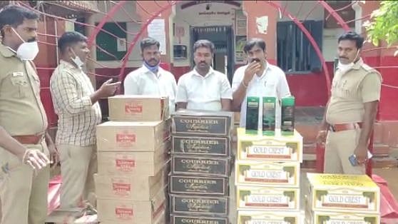 “காரில் மதுபாட்டில்களை கடத்திய அ.தி.மு.க பிரமுகர் உட்பட 3 பேர் கைது” : போலிஸார் அதிரடி நடவடிக்கை!