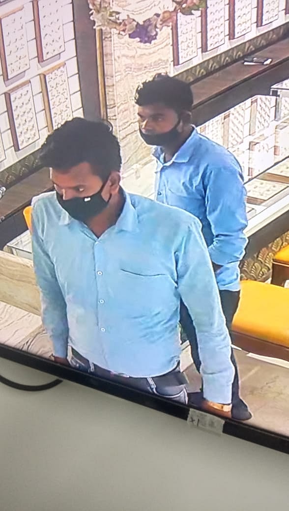 உதவி கேட்ட பெண்ணின் ATM கார்டை திருடிய வடமாநில வாலிபர்; ரூ.99,000க்கு நகை வாங்கி ரூ.1 லட்சம் அபேஸ்!