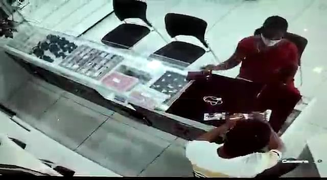 “நகை வாங்குவது போல் நடித்து பல நகைகடைகளில் கைவரிசை” : CCTV காட்சிகள் மூலம் வசமாக சிக்கிக் கொண்ட தம்பதி!