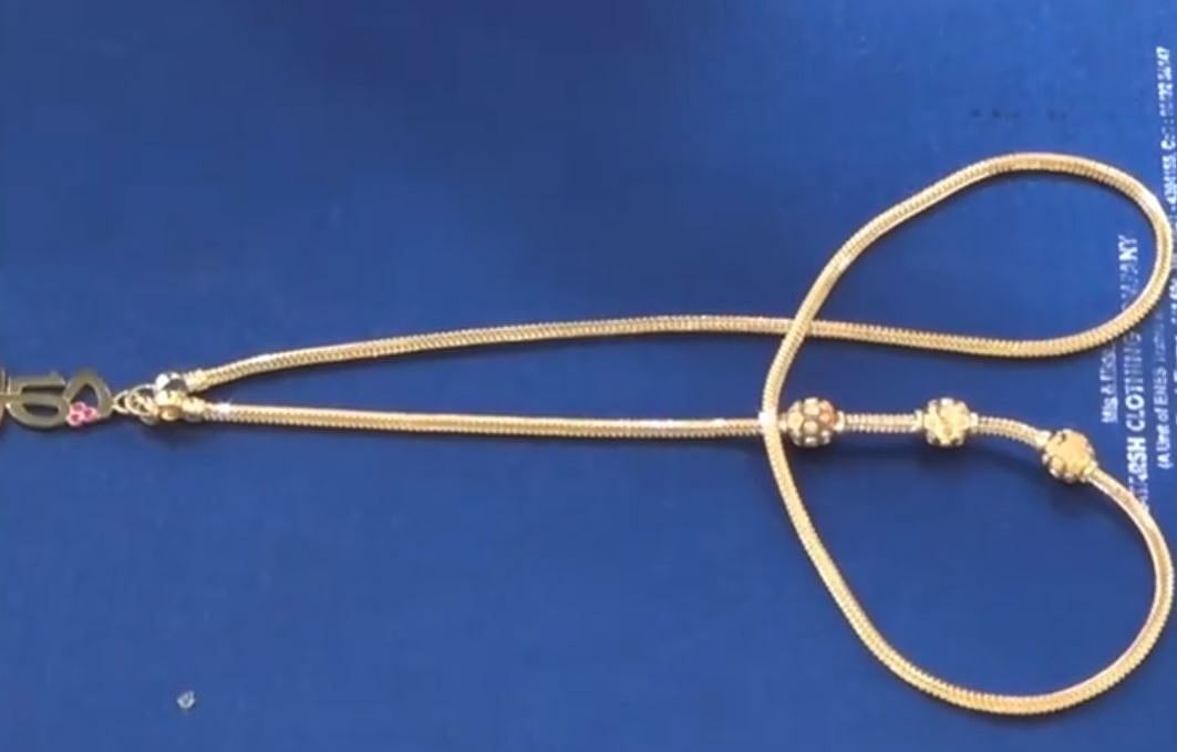 தாலியில் ’தமிழ்’ எனப் பொறித்து வள்ளுவரை சாட்சியாக கொண்டு  கரம் பிடித்த இணையர்கள்!