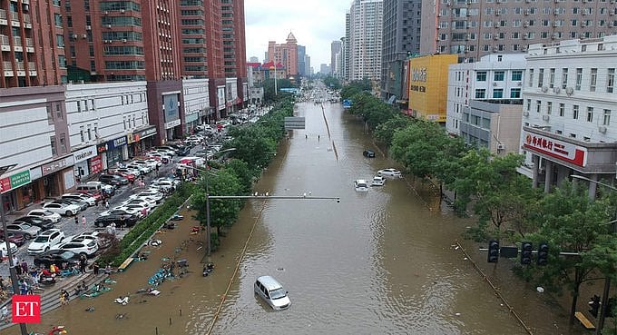 கொரோனாவைத் தொடர்ந்து சீனாவை புரட்டிபோடும் பெரு வெள்ளம்.. அடுத்ததடுத்த துயரங்களை சந்திக்கும் சீன மக்கள்!