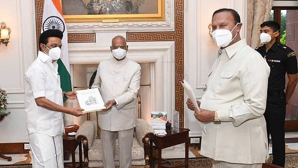 “சந்திக்கும் அனைவருக்கும் புத்தகம்.. முதலமைச்சரின் ‘புத்தக’ அரசியல்” : ‘NEWS 7’ தொலைக்காட்சி புகழாரம்!