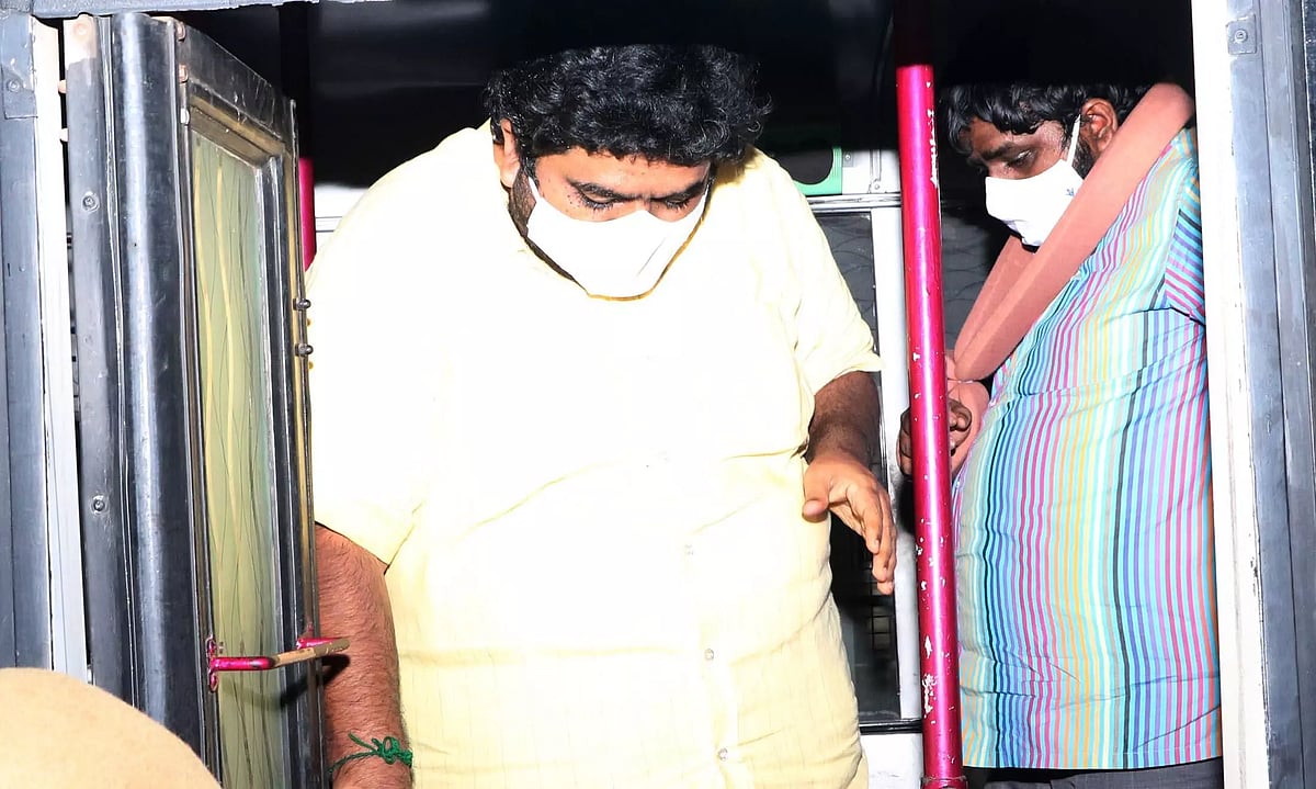 பண்ணை வீட்டில் பதுங்கியிருந்த ஹெலிகாப்டர் சகோதரர்கள் கைது.. பா.ஜ.க மீது சந்தேகத்தை கிளப்பும் பொதுமக்கள் !