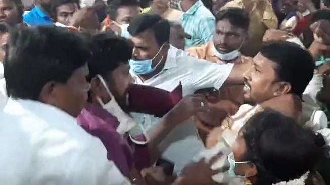 கொரோனா விதிகளை மீறியதால் திருமண ஜோடிகளுக்கு இடையே நடந்த கைகலப்பு: குன்றத்தூர் கோவிலில் நடந்தது என்ன?