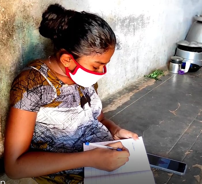 “மாற்றுத்திறனாளி மாணவிக்கு செல்போன்.. வீட்டிற்கே சென்று பாடம் எடுக்கும் ஆசிரியர்கள்” : குவியும் பாராட்டு!