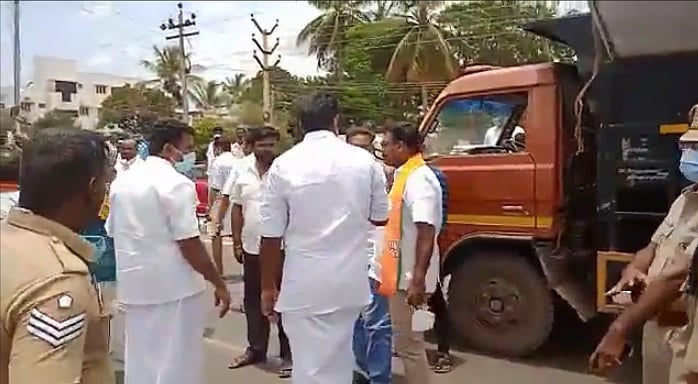 பேனர் விவகாரம்: நடுரோட்டில் ரகளை.. அதிகாரியை தாக்கி கொலை மிரட்டல் - பா.ஜ.க நிர்வாகிகள் கைது!