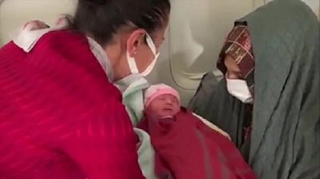 நடுவானில் பிரசவ வலியால் துடித்த ஆப்கான் பெண் : 30 ஆயிரம் அடி உயரத்தில் பிரசவம் பார்த்த விமான பணியாளர்கள்!