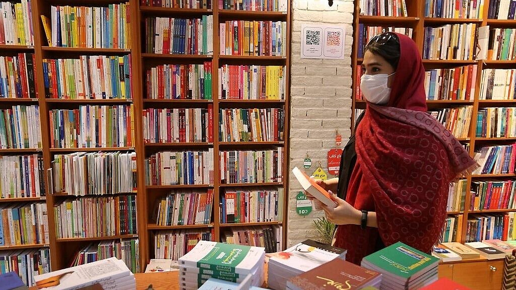 “சலிப்புகள் அகலக் கைகளில் புத்தகம் ஏந்துவோம்” : சுதந்திர திருநாளில் மக்களை நோக்கி புத்தகப் பயணம்!