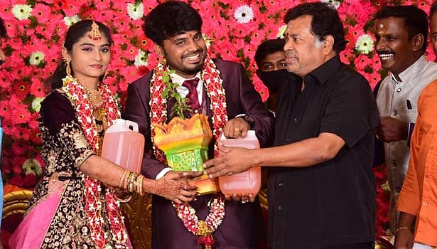 ''இரண்டு கேன்களில் பெட்ரோல்...'' : திருமண விழாவில் நடிகர் மயில்சாமி செய்த அதிர்ச்சி சம்பவம்!