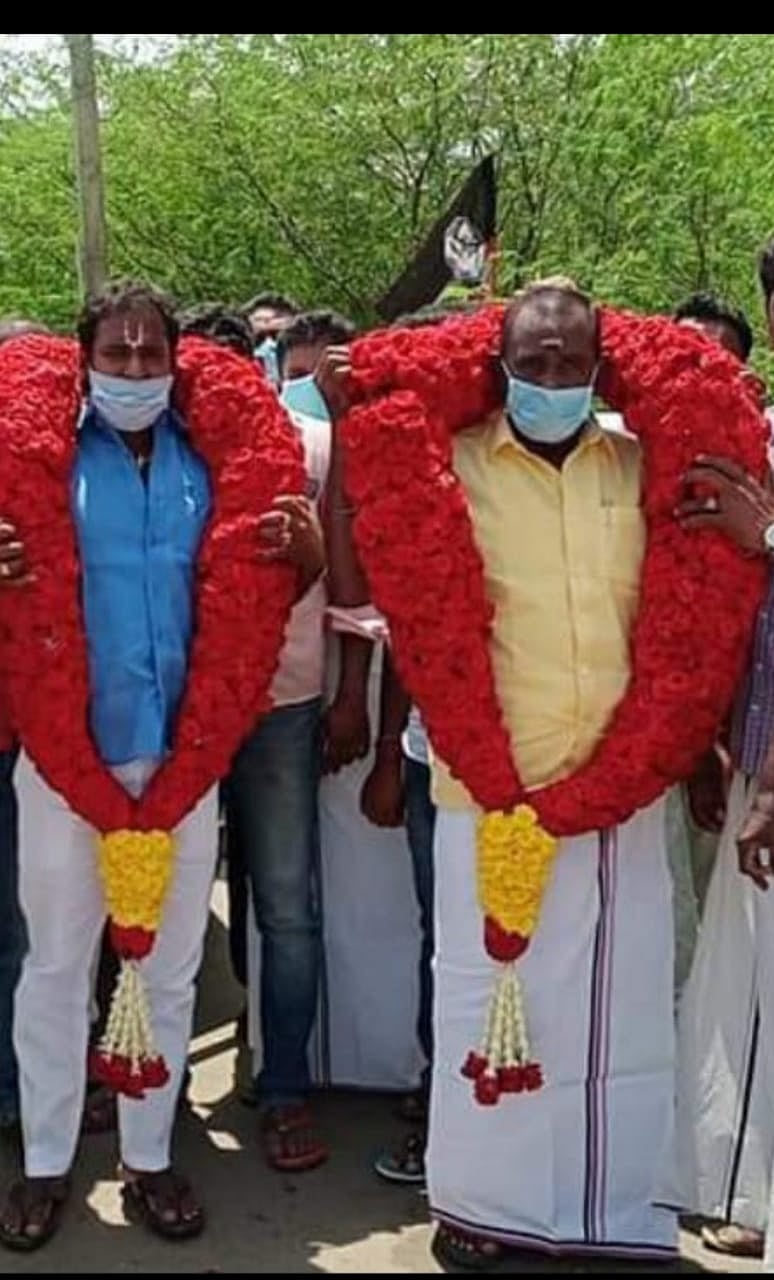 திருப்பெரும்புதூர் முன்னாள் அதிமுக சட்டமன்ற உறுப்பினர் பழனி உடன் பிரபல ரவுடி குணா