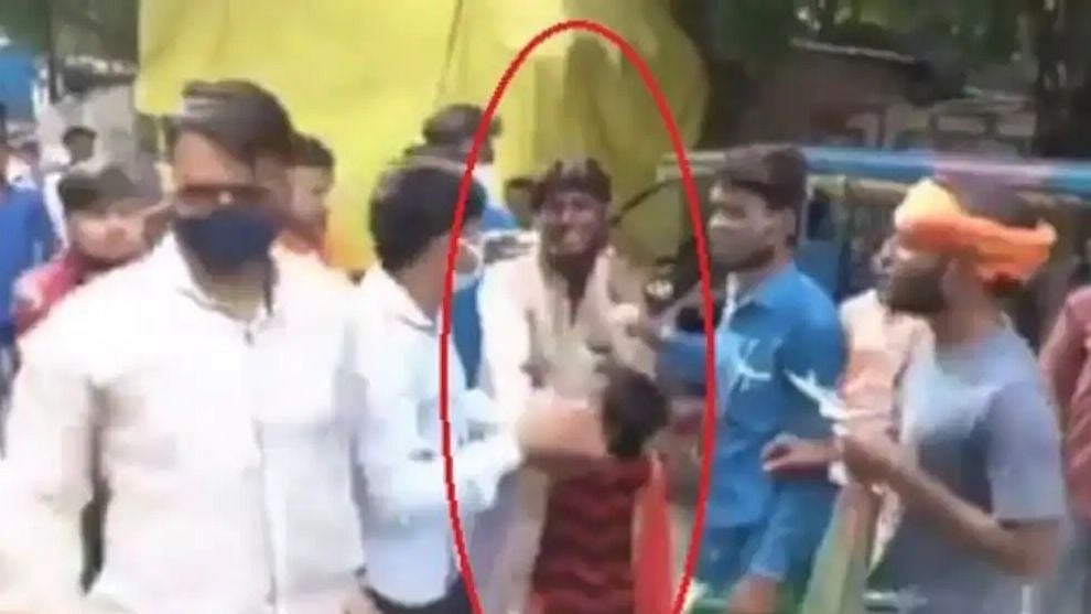 மகளின் கண்முன்னே இஸ்லாமிய இளைஞர் மீது கொடூர தாக்குதல்.. மீண்டும் தலைதூக்கும் மத வெறியர்களின் ஆதிக்கம்!