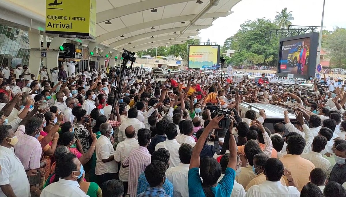 “சரக்கு வாகனங்களில் ஆட்களை அழைத்து வந்து பந்தா காட்டிய வேலுமணி கோஷ்டி” : அதிமுகவினர் மீது வழக்குப்பதிவு!