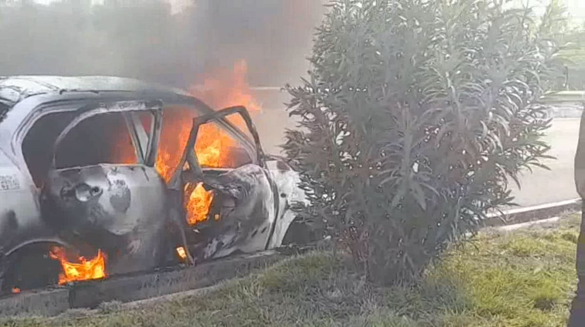 கதவு திறக்க முடியாத படி சாலையின் தடுப்பை ஒட்டி நின்ற கார்.. உடல் கருகி உயிரிழந்த ஓட்டுநர் : நடந்தது என்ன?