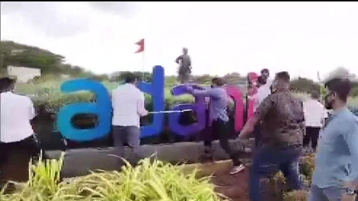 மும்பை விமான நிலையத்தில் அதானி பெயர் : பெயர்ப்பலகையை உடைத்தெறிந்து சிவசேனா தொண்டர்கள் ஆவேசம்!