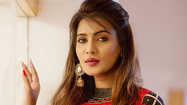 “சாதி ரீதியாக தாக்குதல்... சமூக பதட்டத்தை உருவாக்கும் மீரா மிதுன்" : கைது செய்யக்கோரி போலிஸில் புகார்!