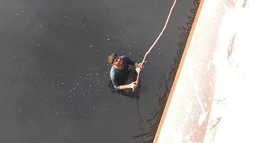 “செல்ஃபி மோகம்.. கூவம் ஆற்றில் விழுந்த வாலிபர்” : போராடி மீட்ட  போலிஸார் !