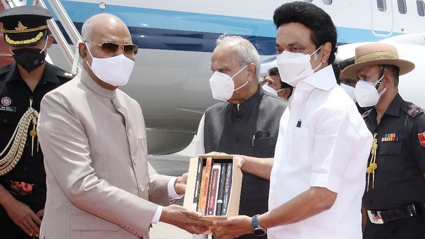 குடியரசு தலைவருக்கு பரிசாக வழங்கிய நூல்கள் இவைதான்... புத்தகங்களால் பாடமெடுக்கும் முதல்வர் மு.க.ஸ்டாலின்!