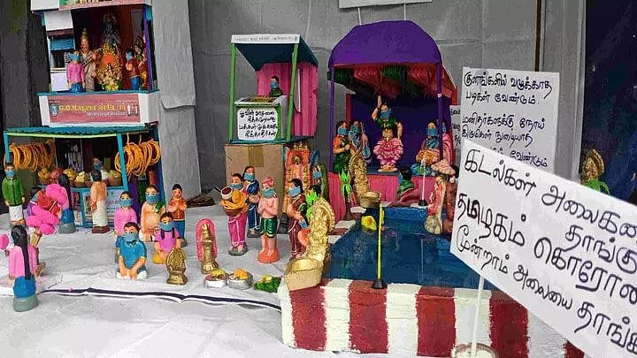 “கோவில் செல்லும் பொதுமக்களுக்கு கொலு பொம்மைகள் மூலம் கொரோனா விழிப்புணர்வு” : கடைக்காரரின் புது முயற்சி!