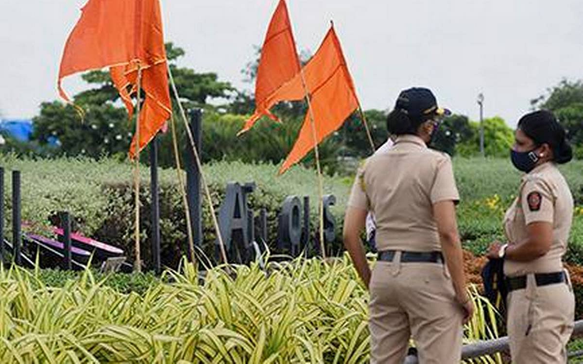 “மோடியின் நண்பருக்கு எதிராக கொந்தளித்த சிவசேனா தொண்டர்கள்” - என்ன காரணம்?