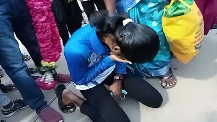 ஒலிம்பிக் போட்டிக்காக துயரத்தை மறைத்த தாய்.. விமான நிலையத்தில் கதறி அழுத தமிழக வீராங்கனை - நடந்தது என்ன? 