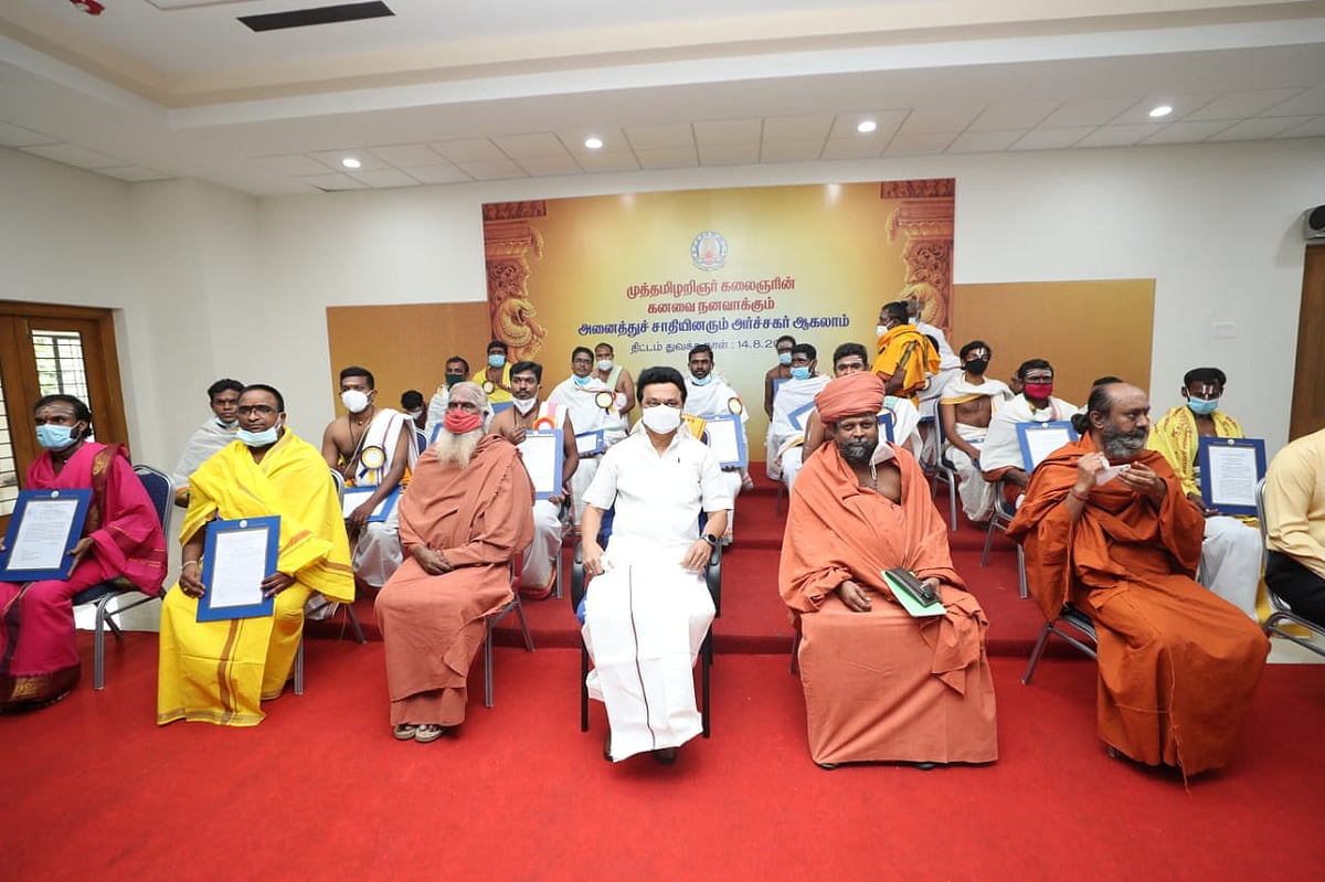 சமூகநீதி வரலாற்றில் ஒரு மைல்கல்- அகற்றப்பட்ட ஈராயிரம் ஆண்டுகால கருவறைத் தீண்டாமை : அர்ச்சகர்கள் பாராட்டு!