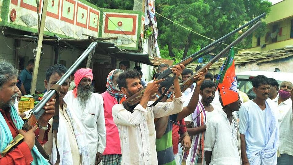 “காவி கட்சியின் உண்மை முகம்”.. துப்பாக்கியால் சுட்டு வரவேற்பு அளித்த பா.ஜ.கவினர் - 3 போலிஸார் சஸ்பெண்ட்!