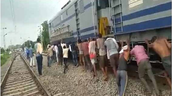 “ஏ.. தள்ளு.. தள்ளு.. தள்ளு!” : பிரேக் டவுன் ஆன ரயிலை தள்ளிய ஊழியர்கள் - பா.ஜ.க ஆளும் மாநிலத்தில் அவலம்!