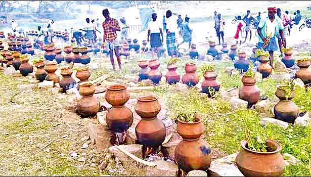 “பழமை மாறாத சமத்துவ திருவிழா” : ஒற்றுமையை வலியுறுத்தும் வகையில் இஸ்லாமியர்களுடன் நடந்த ‘ஆடி படையல்’ !