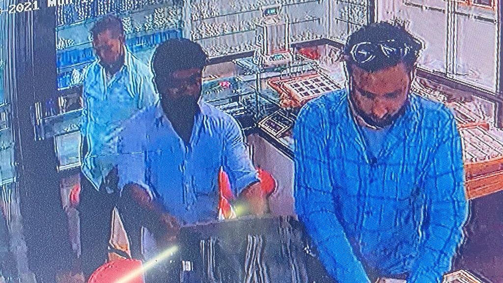 நகைக்கடைக்குள் நுழைந்து துப்பாக்கிச்சூடு.. வாடிக்கையாளர் பலி.. சினிமாவை மிஞ்சும் கொள்ளைச் சம்பவம்!