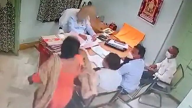 “பணியிடத்தில் துன்புறுத்தல்.. உயரதிகாரி முகத்தில் மண்ணை வீசிய பெண் அதிகாரி” : ஆந்திராவில் பரபரப்பு!