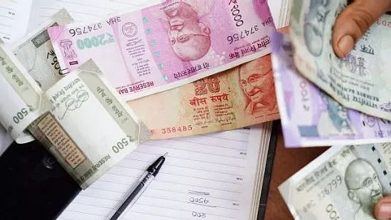 மக்களே உஷார் : “1 லட்சம் கொடுத்தால் 1 கோடி” - ஆசைவார்த்தை கூறி 500 பெண்களை ஏமாற்றிய மோசடி கும்பல்!