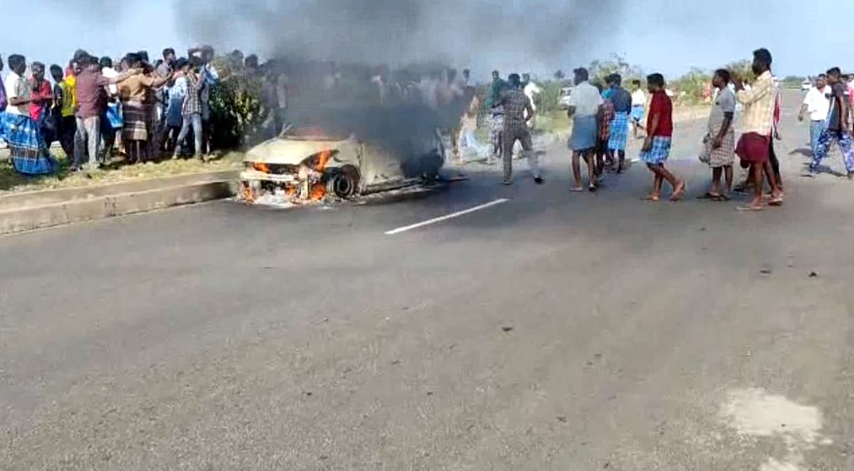 கதவு திறக்க முடியாத படி சாலையின் தடுப்பை ஒட்டி நின்ற கார்.. உடல் கருகி உயிரிழந்த ஓட்டுநர் : நடந்தது என்ன?