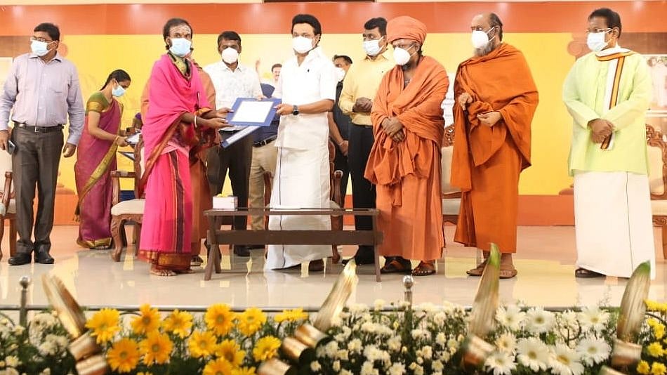 சமூகநீதி வரலாற்றில் ஒரு மைல்கல்- அகற்றப்பட்ட ஈராயிரம் ஆண்டுகால கருவறைத் தீண்டாமை : அர்ச்சகர்கள் பாராட்டு!